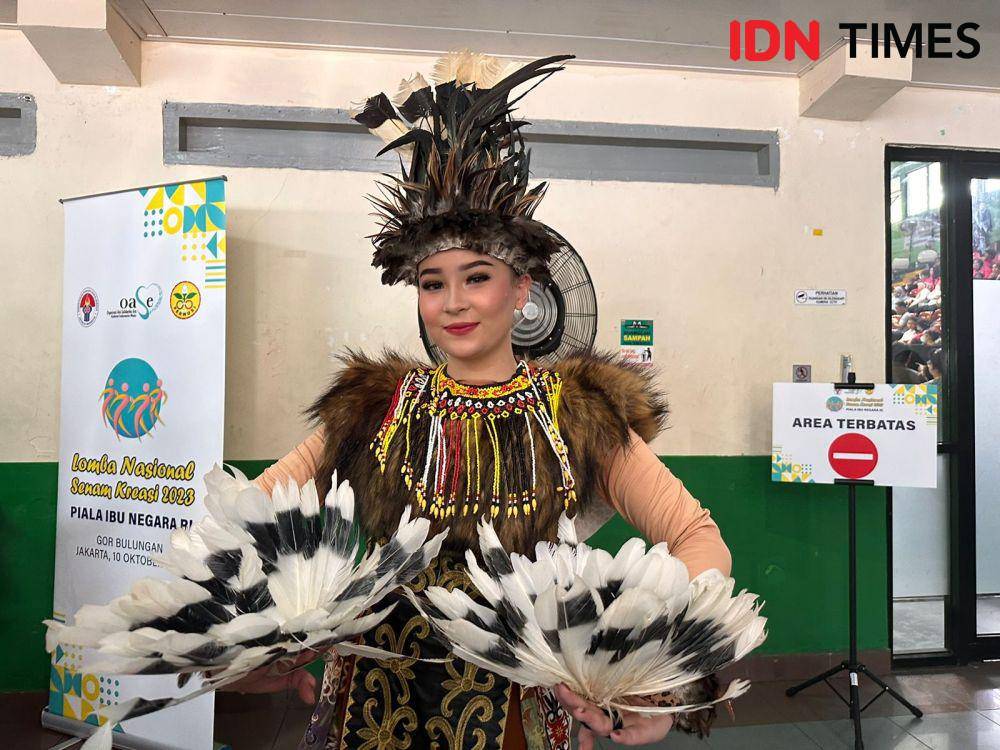 Tim Rimba Budaya kenakan pakaian dayak Kalbar. (IDN Times/Teri).
