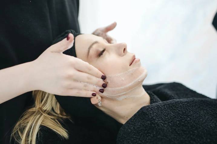 ilustrasi facial care (pexels.com/polinatankilevitch)