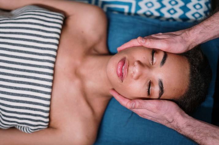 ilustrasi facial massage (pexels.com/cottonbro)