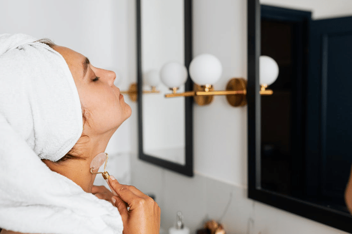 ilustrasi menggunakan face roller (pexels.com/karolinagrabowska)