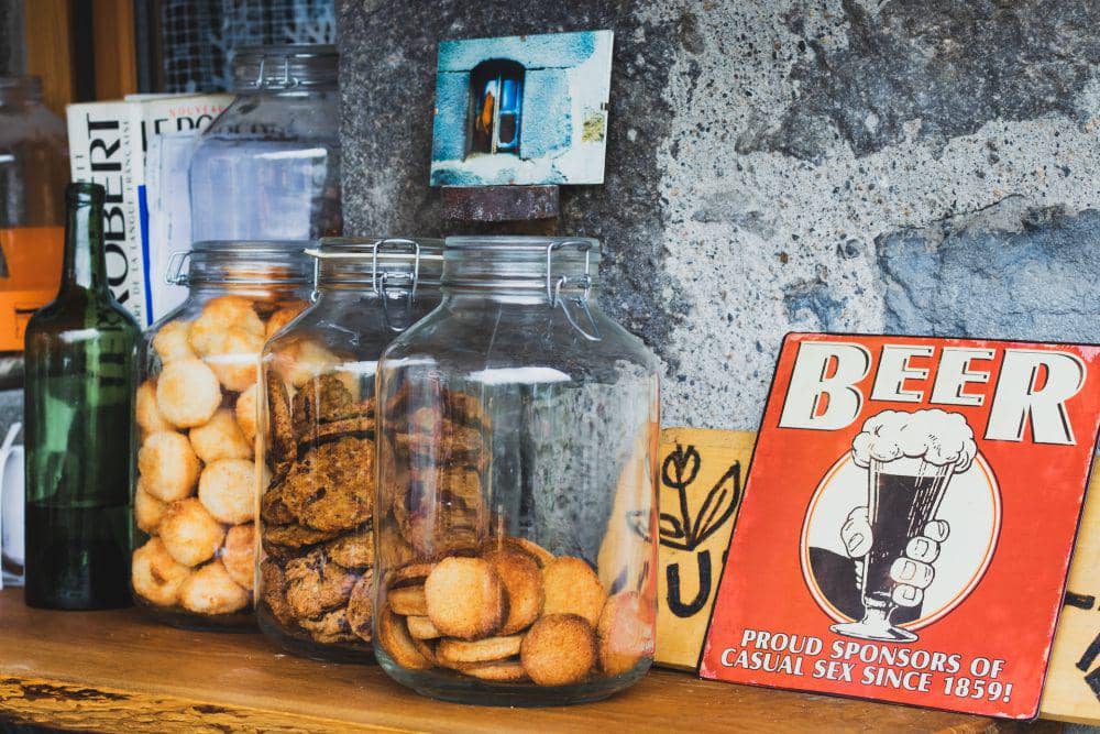 ilustrasi cookies dalam stoples 