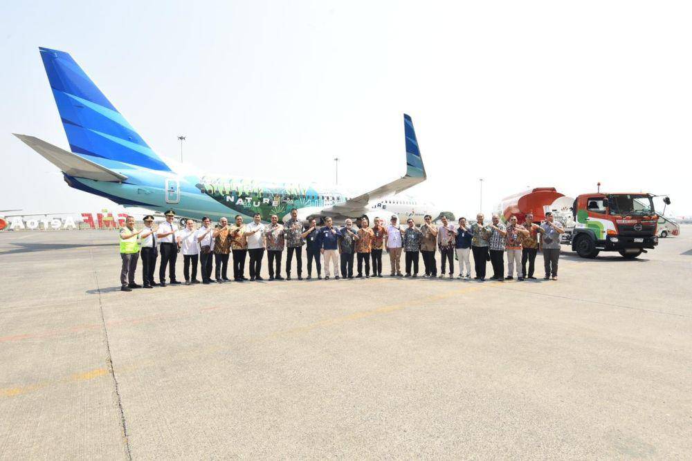 Pertamina dan Garuda Indonesia melaksanakan uji terbang perdana dengan menggunakan Sustainable Aviation Fuel (SAF) pada pesawat komersial berjenis Boeing 737-800 NG dengan nomor registrasi PK-GFX, yang dilakukan pada Rabu (4/10) lalu, di Hanggar 4 Garuda Maintenance Facility AeroAsia, kawasan Bandara Internasional Soekarno-Hatta, Tangerang, Banten. (dok. Pertamina)