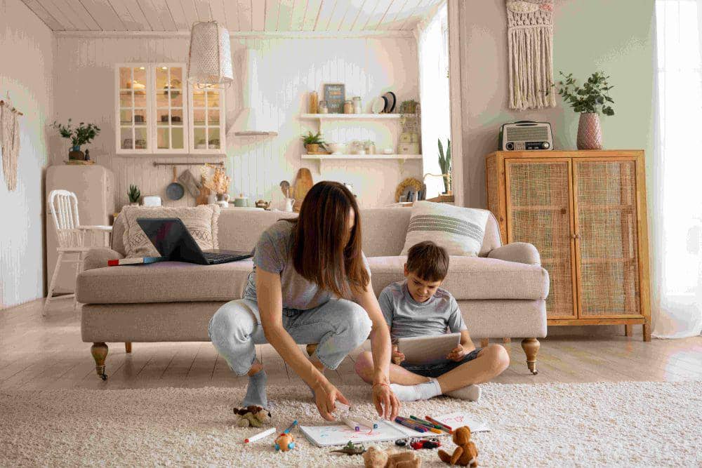 ilustrasi ibu merapikan mainan anak (freepik.com/freepik)