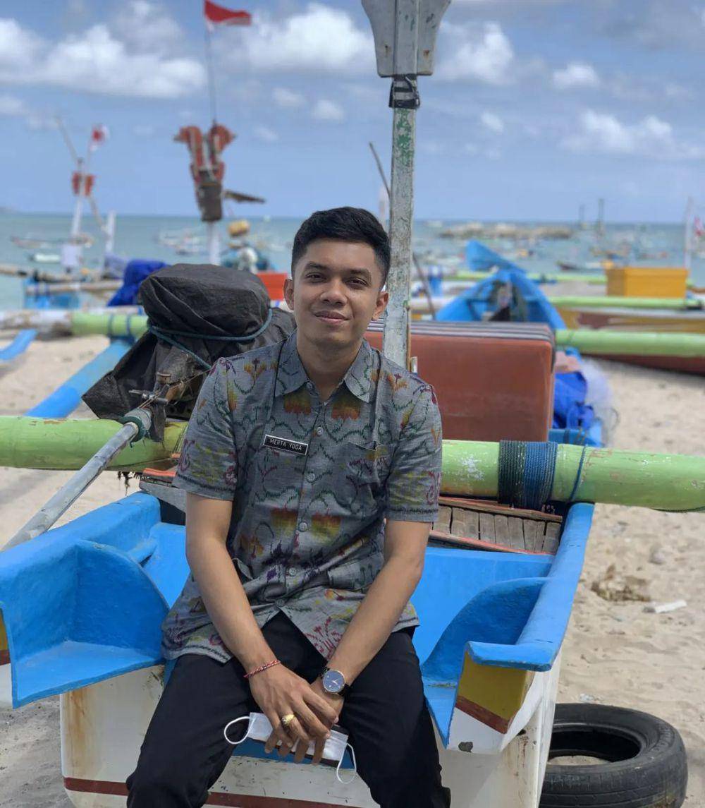 Merta Yoga berada di atas perahu nelayan. (instagram.com/mertayogapr)