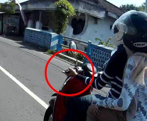 Ilustrasi nyetir motor tangan terbalik (Rudy Soul/rudysoul.com)