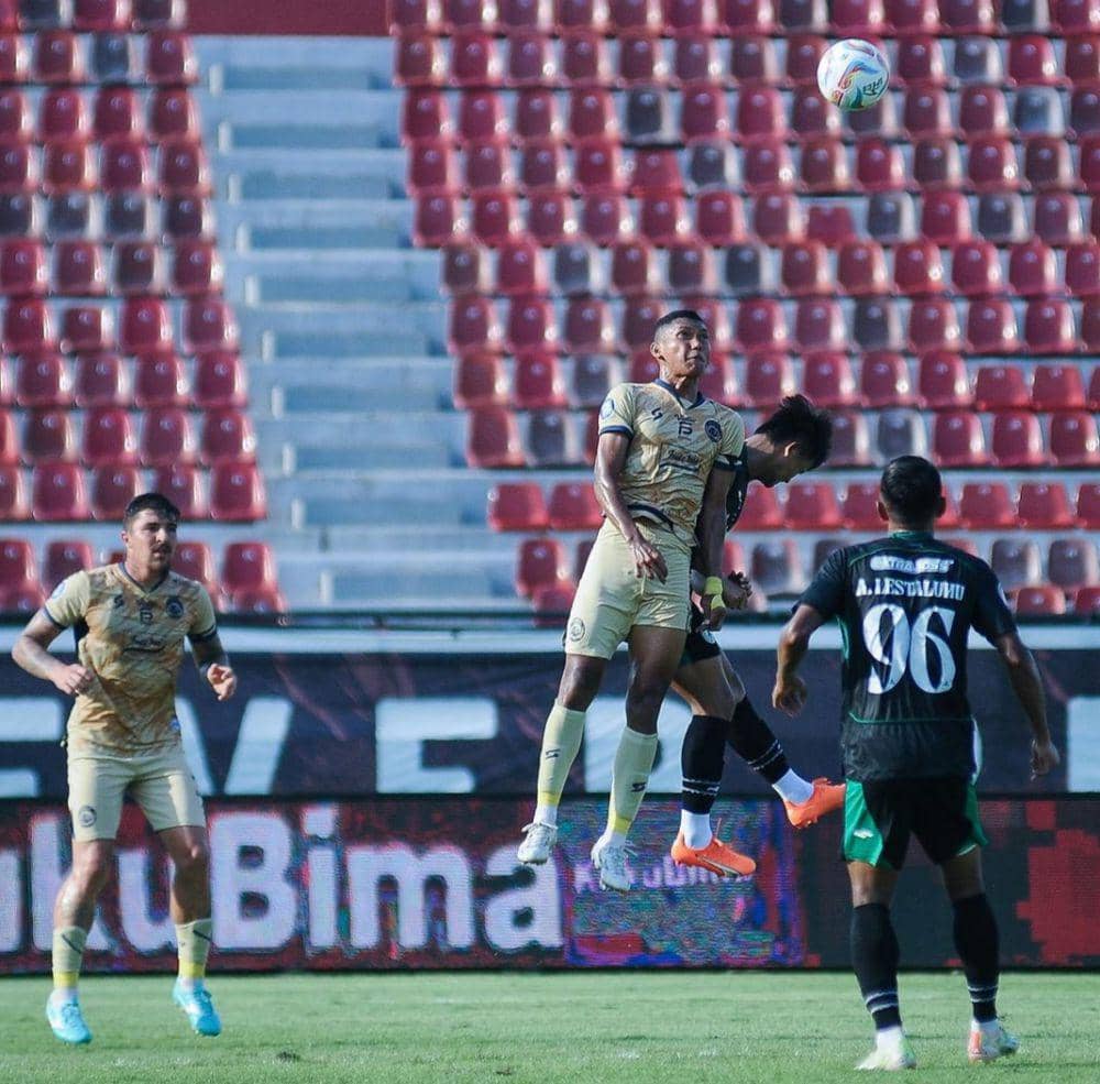 Ginanjar Wahyu saat berduel dengan pemain PSS Sleman. (Dok. Media Officer Arema FC)