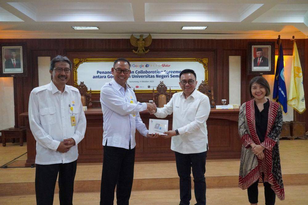 Rektor Unnes Prof S Martono secara seremoni menjalin kerjasama dengan Google dengan meneken perjanjian yang diwakili oleh Country Manager Enterprise and Public Sector, Google Indonesia, Anang Efendy. (IDN Times/Dok Humas Unnes)