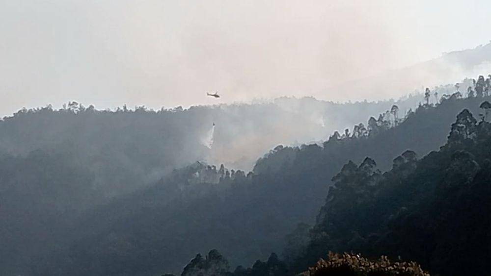 Heli water bombing saat melakukan pengeboman Karhutla di Gunung Lawu Magetan/ IDN Times/ Riyanto