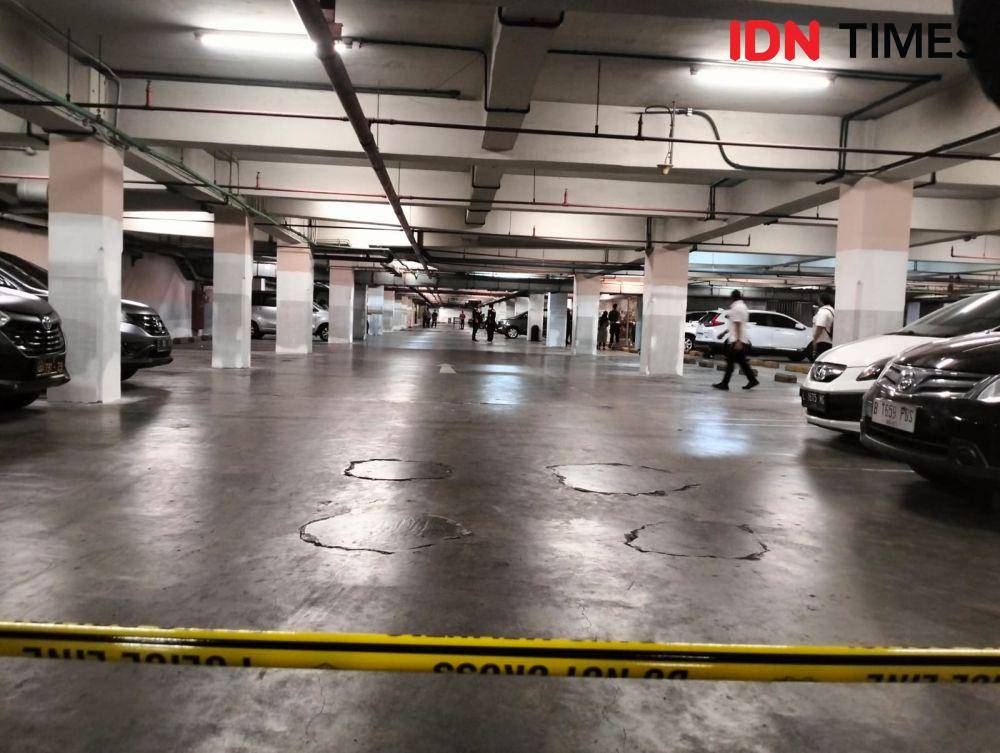 Suasana rekonstruksi tempat kejadian perkara di Basemant Lenmarc Mall Surabaya, Selasa (10/10/2023). (IDN Times/Khusnul Hasana).