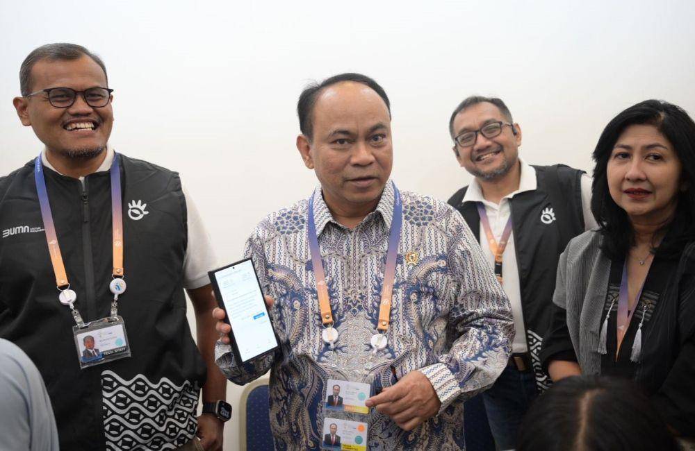 Menteri Komunikasi dan Informatika Republik Indonesia Budi Arie Setiadi (tengah) didampingi senior leaders TelkomGroup meninjau Mini Network Operation Center Telkom di area Media Center KTT AIS 2023 Forum, Bali Nusa Dua Convention Center, Selasa (10/10). Menkominfo melakukan pengecekan kecepatan (speed test) akses internet Telkom di sekitar venue utama dan media center. (dok. Telkom)