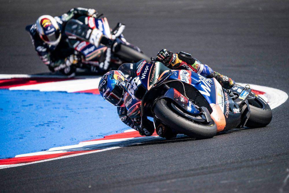 Miguel Oliveira berada di depan Raul Fernandez saat pekan balap GP San Marino 2023. (rnfracing.com)