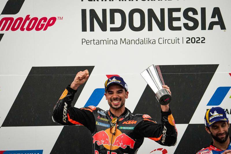 Miguel Oliveira mengangkat trofi usai finis pertama di GP Indonesia 2022. (motogp.com)