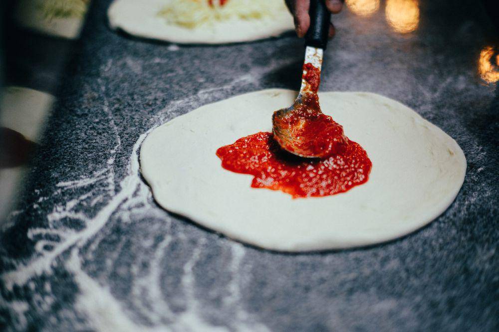 kulit pizza dengan saus (pexels.com/Mathias Reding)