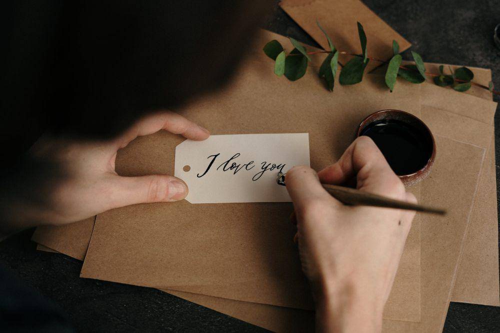 ilustrasi menulis surat cinta (pexels.com/cottonbro studio)