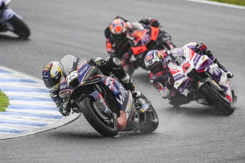 Raul Fernandez berada di depan Johann Zarco saat main race GP Jepang 2023. (twitter.com/rnfracingteam)