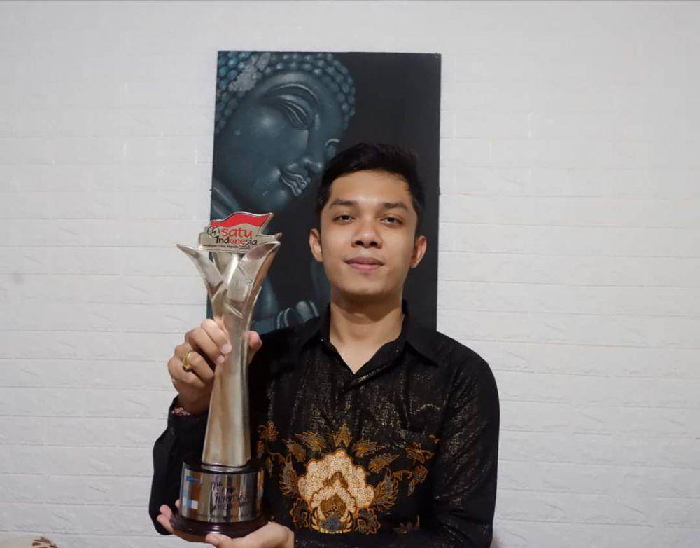 Merta Yoga menerima penghargaan SATU Indonesia Awards 2020. (instagram.com/mertayogapr)