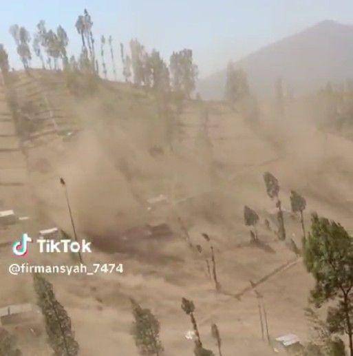 Fenomena Devil Dust di Desa Ngadas. (TikTok/@firmansyah_7474)