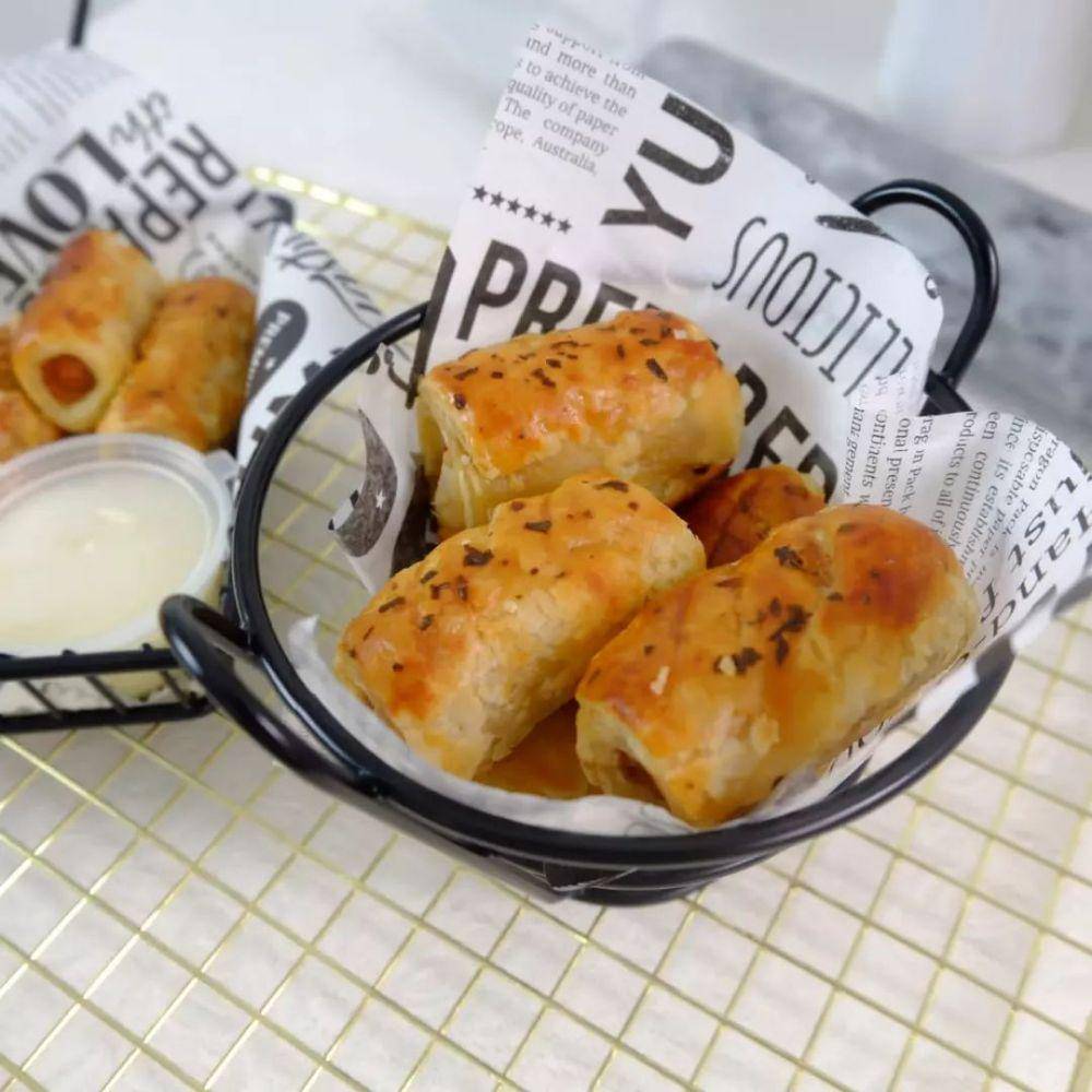 sosis puff (instagram.com/aibake.malang)