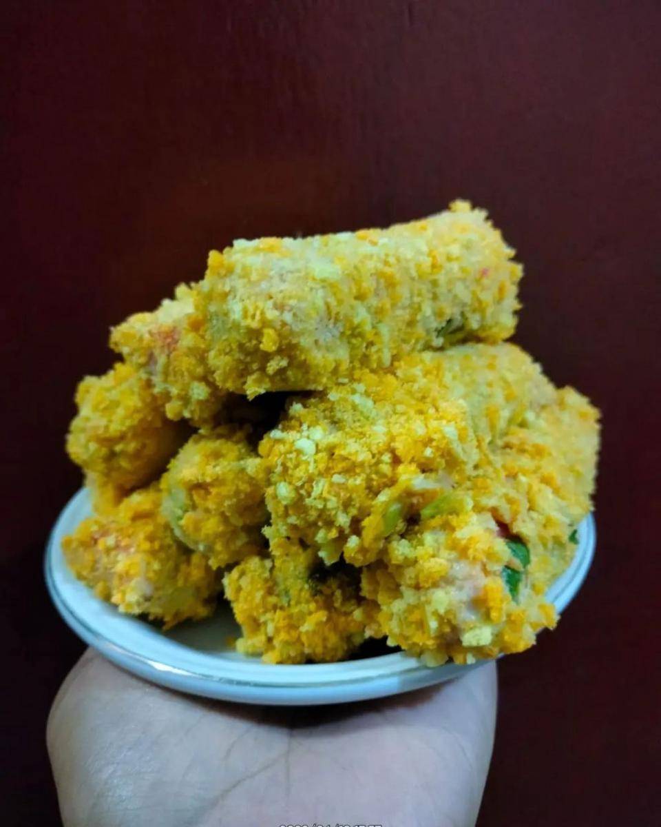 sosis telur krispi (instagram.com/bakulcirengsby)