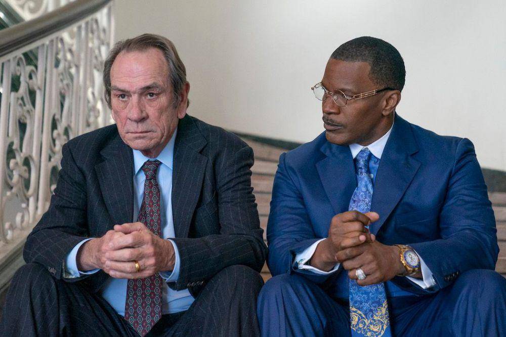 Tommy Lee Jones dan Jamie Foxx dalam film The Burial (dok. Amazon MGM Studios/The Burial)