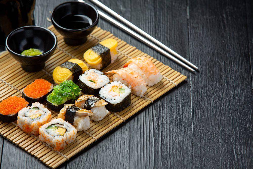 ilustrasi sushi (freepik.com/jcomp)