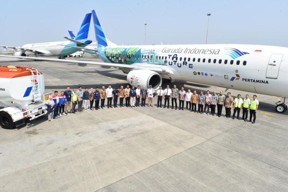 Para tamu undangan berfoto di depan pesawat Boeing 737-800 yang akan melakukan uji coba terbang menggunakan Bioavtur j2.4 menuju Pelabuhan Ratu. Tangerang, Banten. Rabu (4/10). (dok. Pertamina)