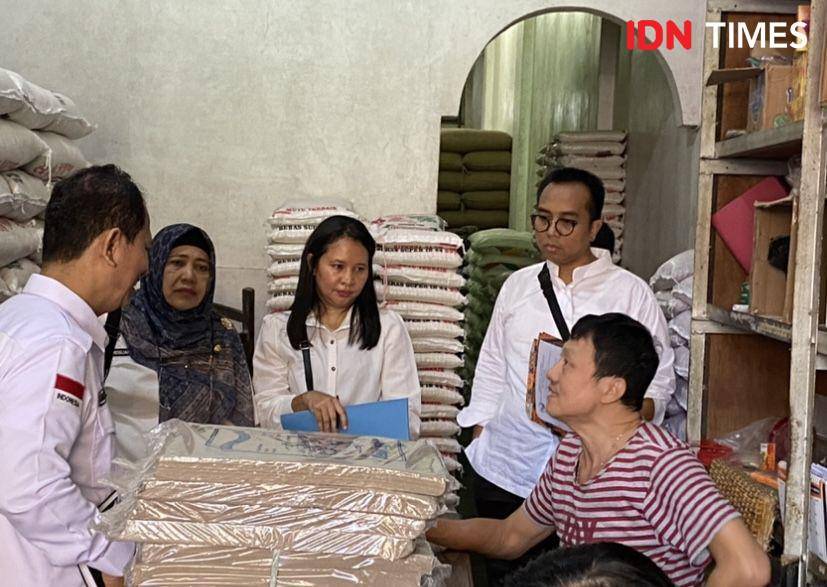 Dinas Ketapang, Pertanian dan Perikanan melakukan sidak ke toko dan grosir beras di Pasar Pringgan Medan (IDN Times/Indah Permata Sari)