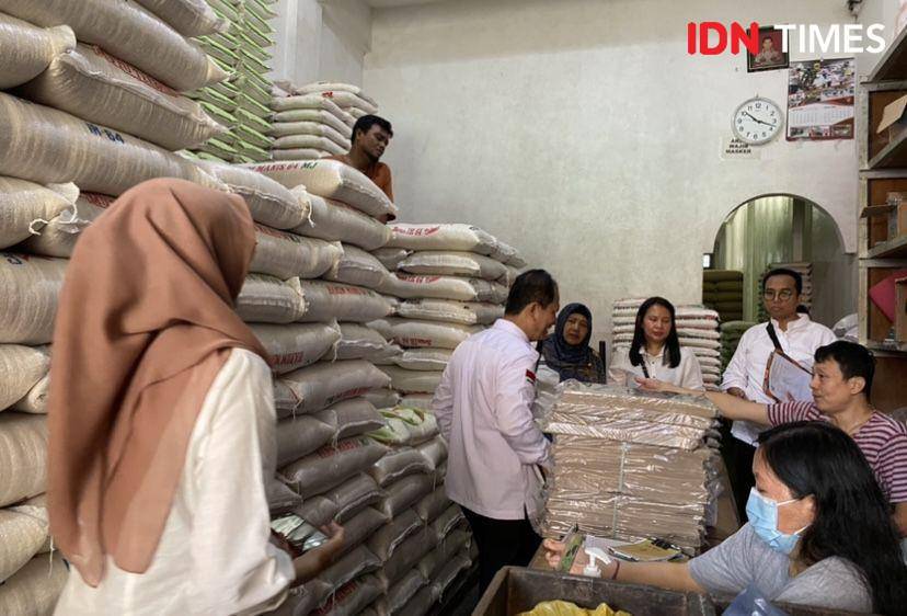 Dinas Ketapang, Pertanian dan Perikanan melakukan sidak ke toko dan grosir beras di Pasar Pringgan Medan (IDN Times/Indah Permata Sari)