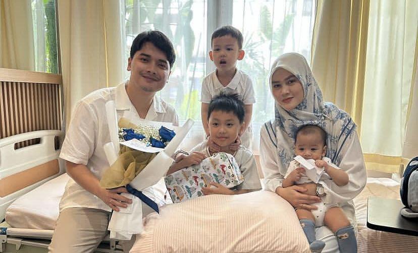 7 Potret Alvin Faiz Jenguk Yusuf yang Baru Disunat, Bawa Banyak Mainan