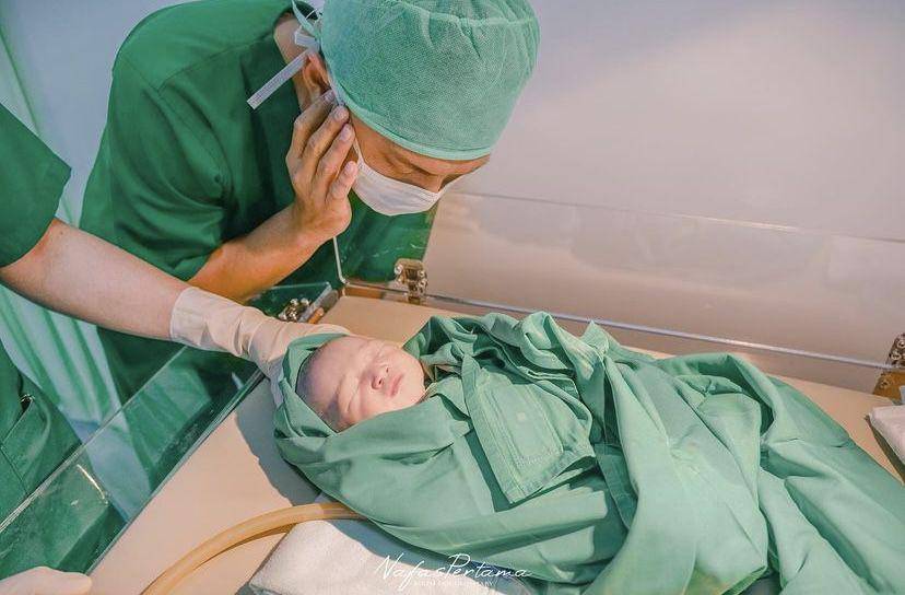 potret istri Reiner Manopo melahirkan anak pertama (Instagram.com/reinermanopo)