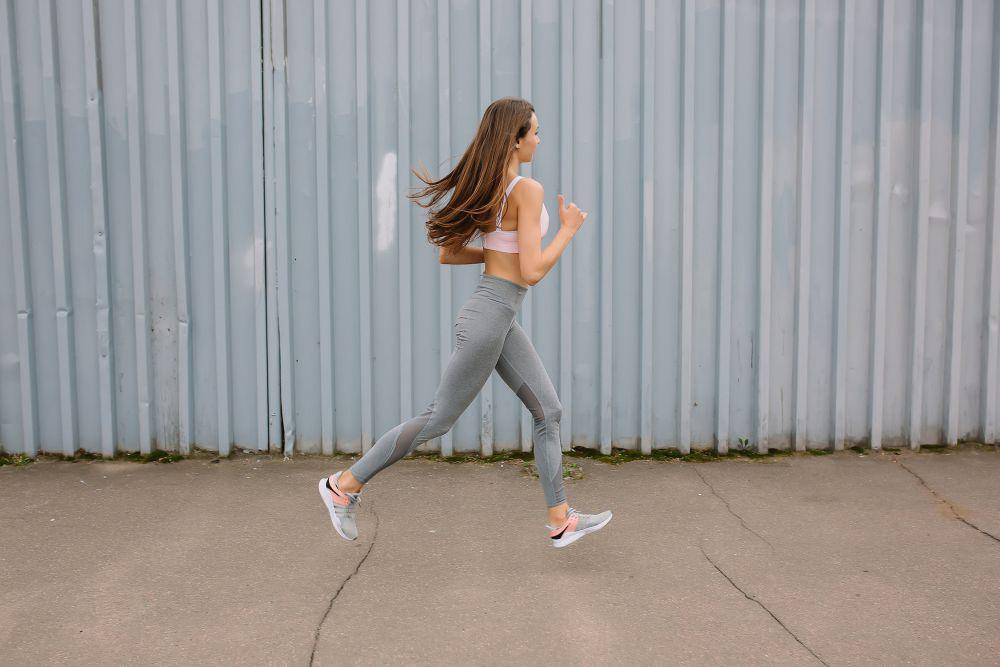 ilustrasi orang jogging (pexels.com/Hanna Auramenka)