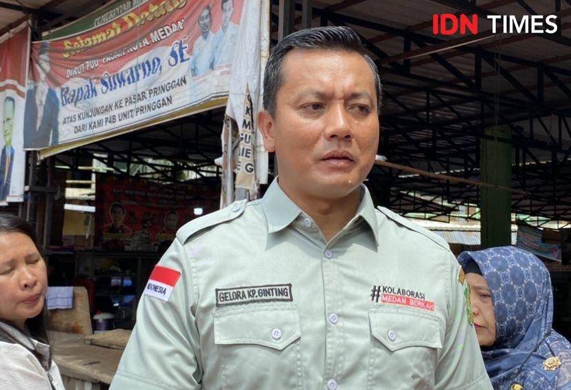 Dinas Ketapang, Pertanian dan Perikanan melakukan sidak ke toko dan grosir beras di Pasar Pringgan Medan (IDN Times/Indah Permata Sari)