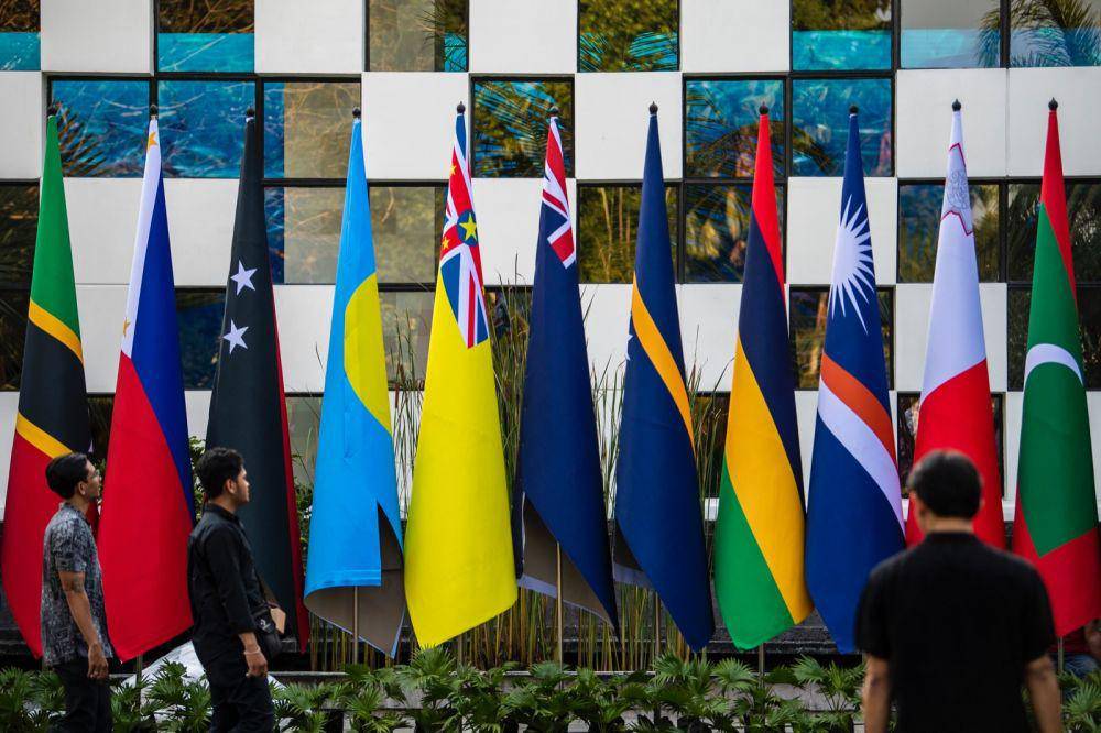 Bendera negara-negara AIS Forum. (dok. Media Center KTT AIS Forum 2023)