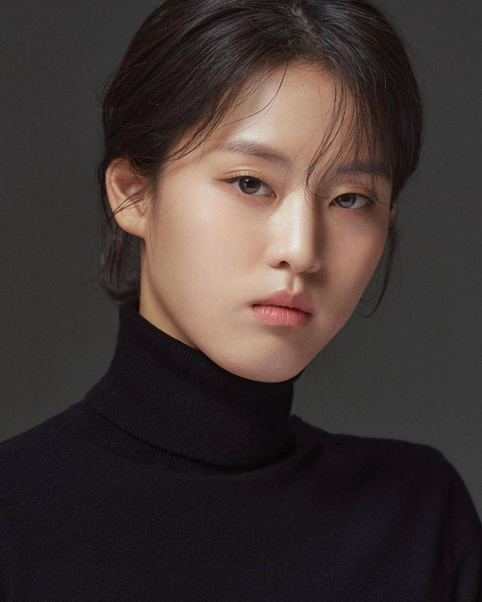 Biodata Lee Yeon (instagram.com/h.a.y.eon)