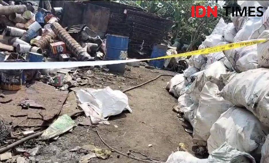 TKP gudang rongsok. (IDN Times/Rohmah Mustaurida)