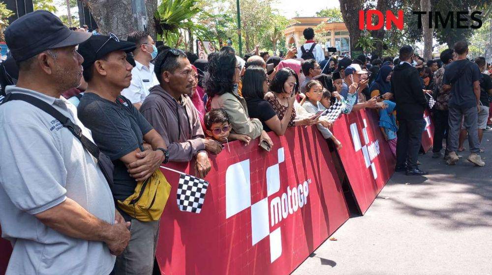 Warga menyaksikan parade pembalap Moto2 dan Moto3 di Kota Mataram, Rabu (11/10/2023). (IDN Times/Muhammad Nasir)