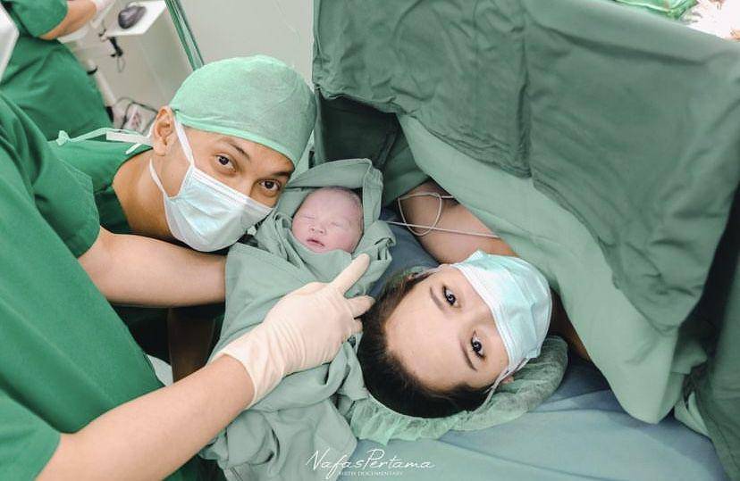 potret istri Reiner Manopo melahirkan anak pertama (Instagram.com/reinermanopo)