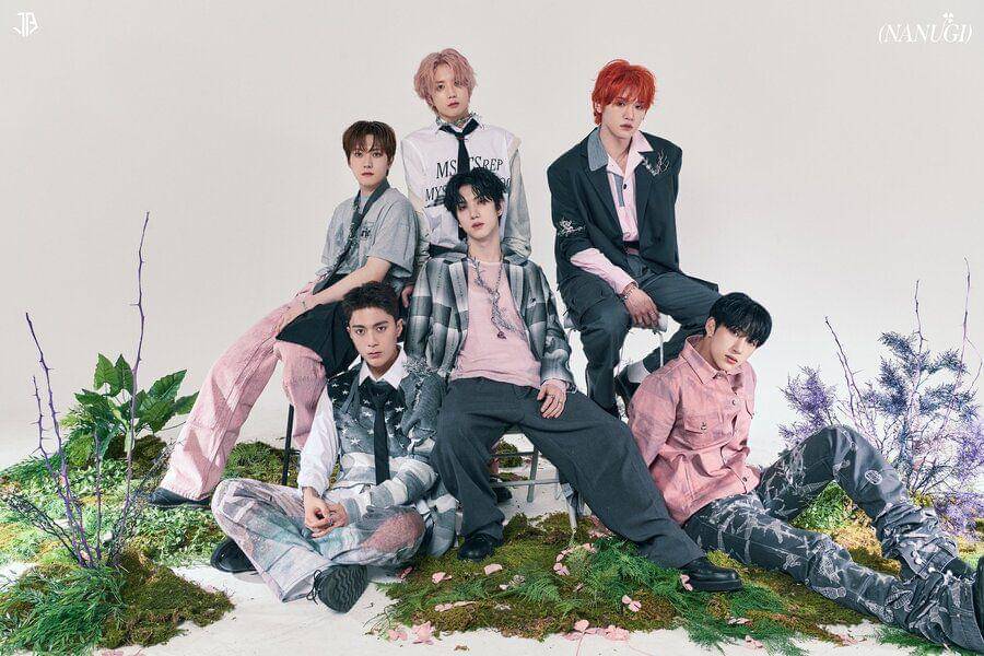 konsep foto album ÷ (NANUGI) dari JUST B (twitter.com/JUSTB_Official)