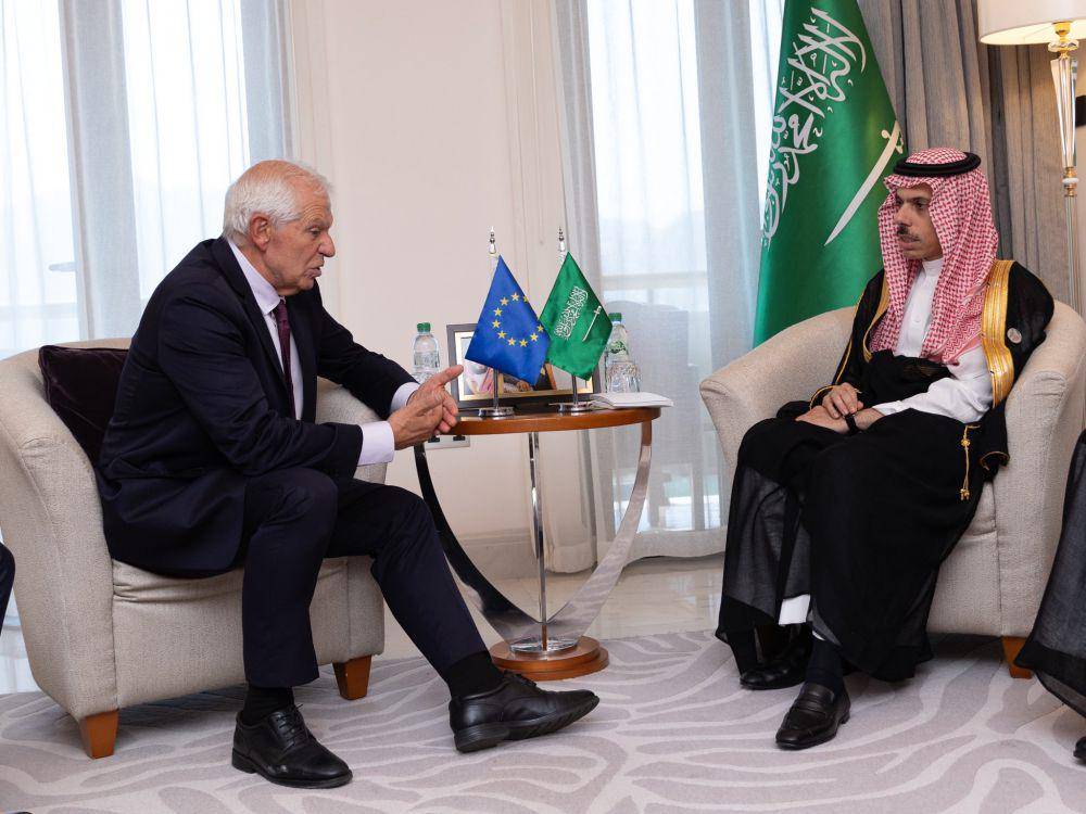 kepala diplomat Uni Eropa Josep Borrell (kiri) dan Menlu Arab Saudi Faisal bin Farhan (kanan) (twitter.com/JosepBorrellF)