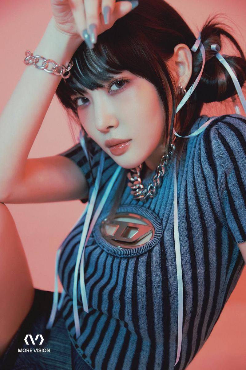 potret terbaru Chungha setelah teken kontrak dengan More Vision (twitter.com/MOREVISIONKR)