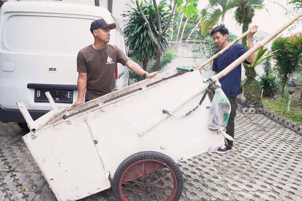 7 Potret Wendi Cagur Bikin Mural di Gerobak Sampah, Hasilnya Kece