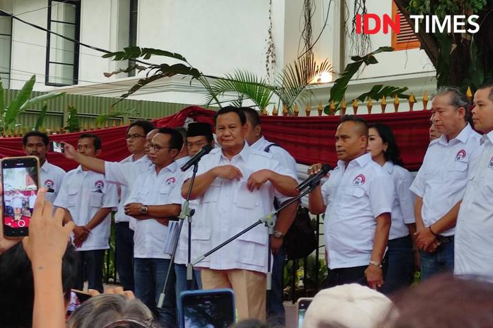 Ketua Umum Gerindra, Prabowo Subianto saat konferensi pers di depan rumahnya, Jalan Kertanegara IV, Jakarta Selatan (IDN Times/Yosafat Diva Bayu Wisesa)