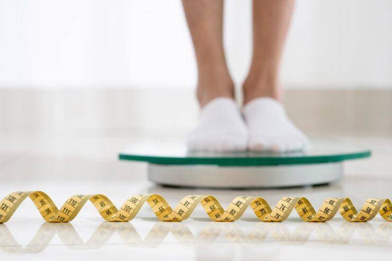 ilustrasi menimbang berat badan (freepik.com/freepik)