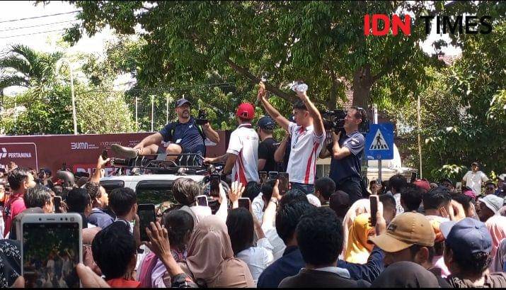 Parade pembalap di Kota Mataram, Rabu (11/10/2023). (IDN Times/Muhammad Naair)