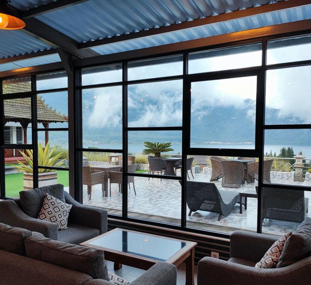 4 Tempat Makan di Bali dengan View Danau, Bikin Betah Kulineran!