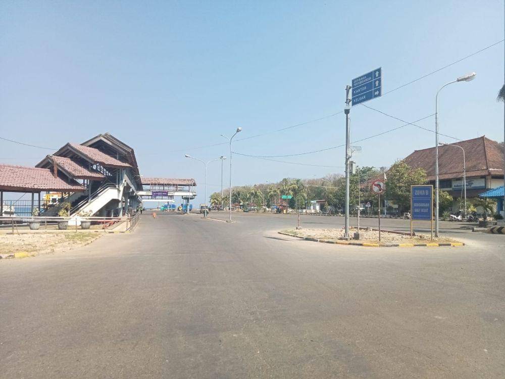 Suasana di pintu masuk Pelabuhan Padangbai, Rabu (11/10/2023). (Dok.IDNTimes/istimewa)