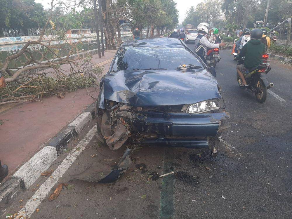 Mobil Sedan kecelakaan di Bekasi. (Dokumen Polres Metro Bekasi Kota)
