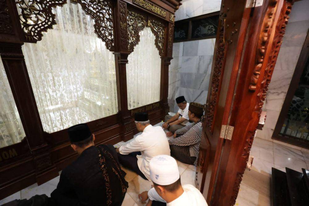 Ganjar Pranowo bersilaturahmi ke Pondok Pesantren (Ponpes) Suryalaya, Desa Tanjungkerta, Tasikmalaya, Jawa Barat, pada Selasa (10/10/2023) (IDN Times/Istimewa)