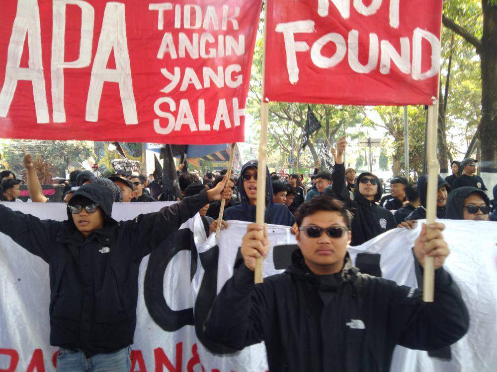 Aksi demonstrasi menuntut bebas 8 Arek Malang di PN Kota Malang. (IDN Times/Rizal Adhi Pratama)
