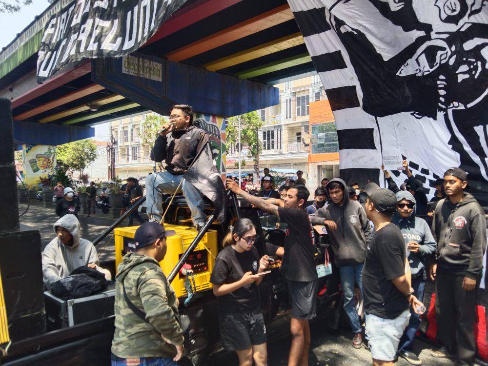 Aksi demonstrasi menuntut bebas 8 Arek Malang di PN Kota Malang. (IDN Times/Rizal Adhi Pratama)